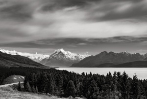 Aoraki-Mount-Cook-on-Lake-Pukaki-New-Zealand