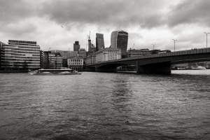 Boat-going under-London-Bridge-London