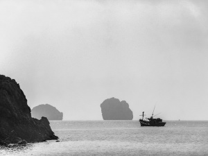 Boat-heading-toward-limestone-outcrops-Cat-Ba-Island-Vietnam