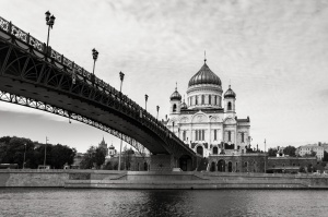 Bridge-leading-to-the-Cathedral of-Christ-the Saviour-Moscow-Russia