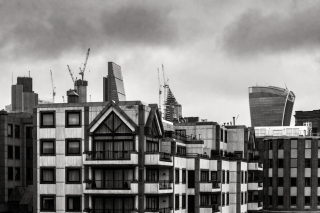 City-skyline-of-old-and-new-buildings-London-England