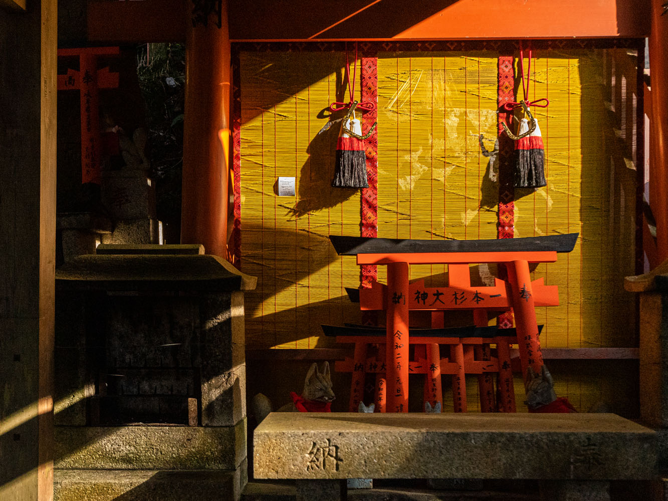 Shrine-details-Fushimi-Inari-Temple-Kyoto-Japan
