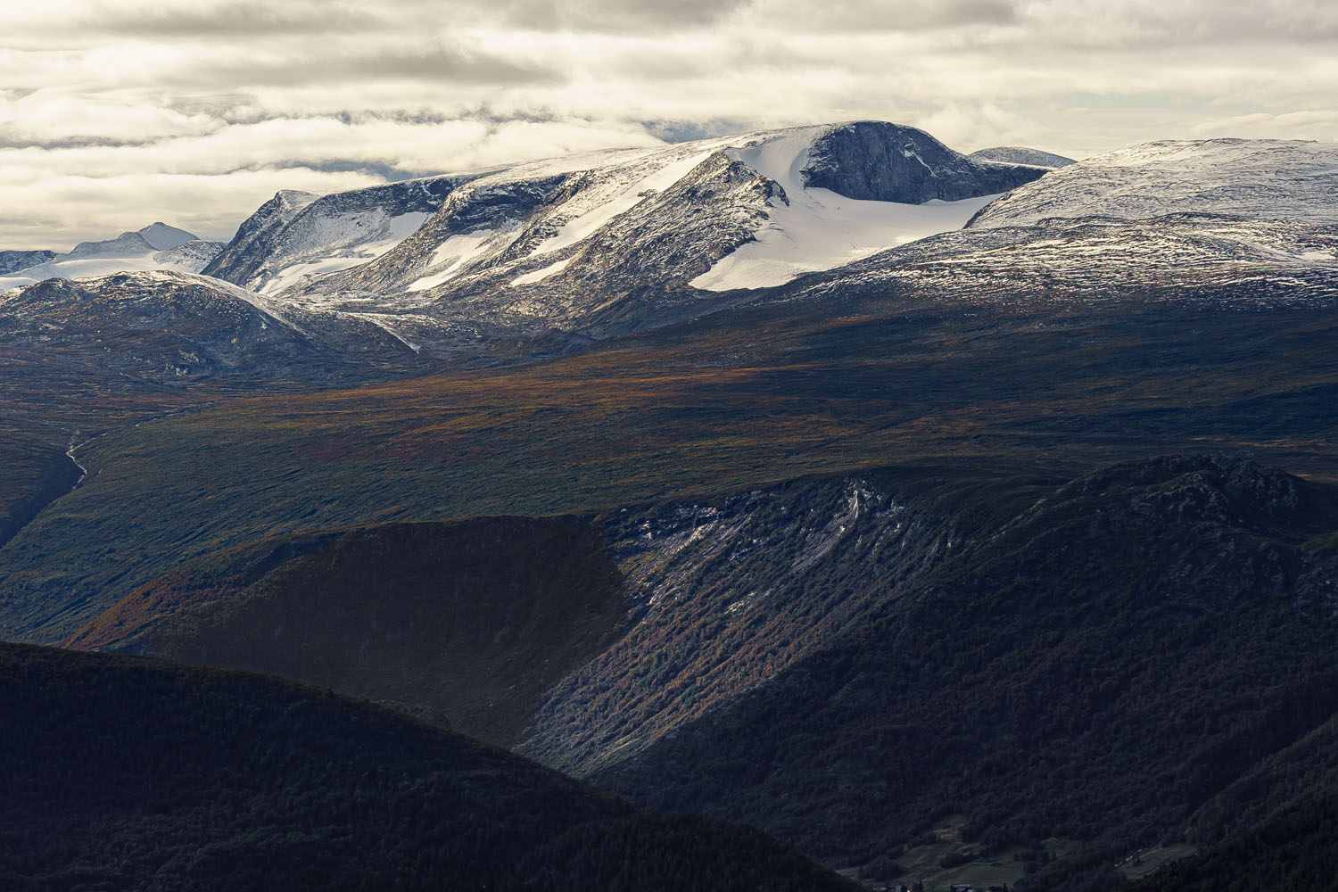 Distant-snowcapped-mountains-Jotunheimen-Norway