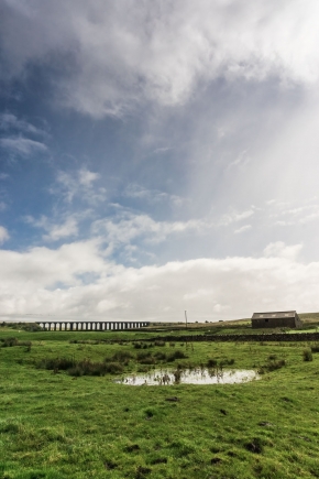 Farmhouse-and-Ribblehead-Viaduct-Yorkshire-Dales-England