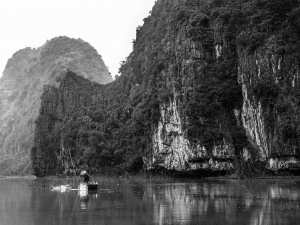 Fisherman-amongst-limestone-outcrops-Ninh-Binh-Vietnam