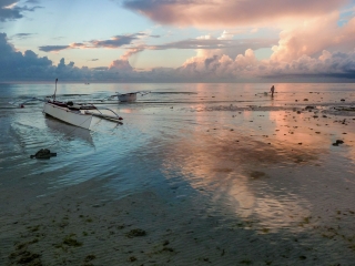 Fisherman-and-bankas-at-sunrise-3-Anda-beach-Bohol-Philippines