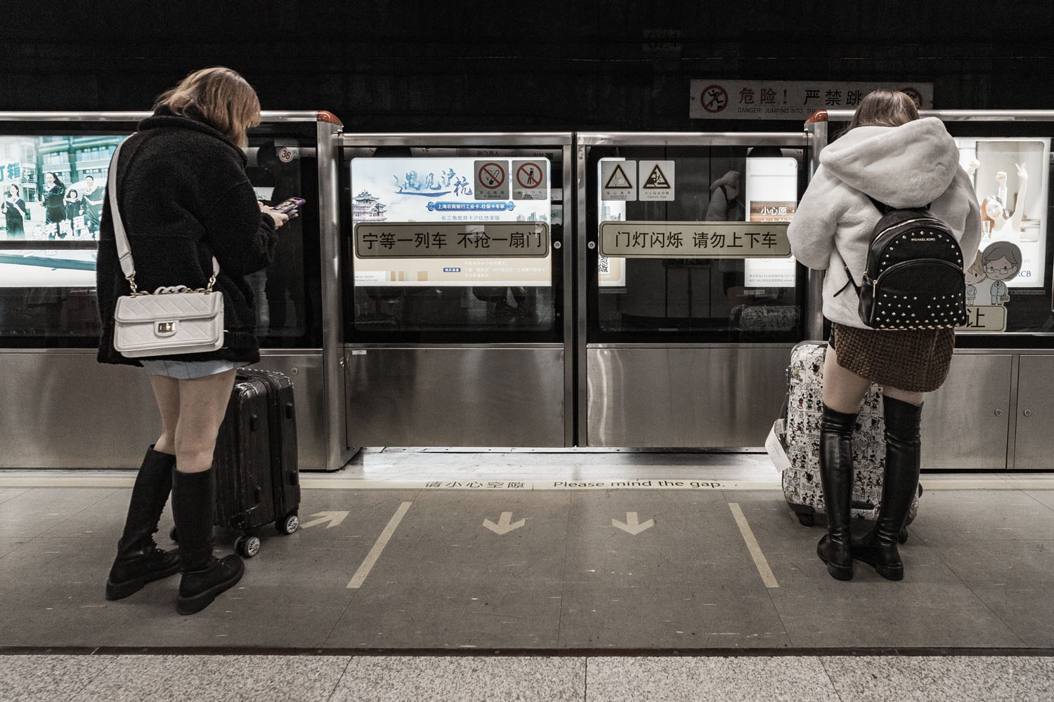 Girls-waiting-for-train-Shanghai-China