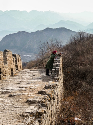 Guard-looking-through-telescope-on-the-Great-Wall-of-China