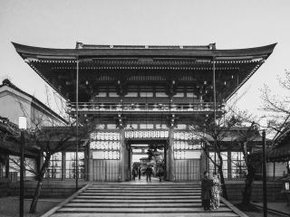 Japanese-couple-in-kimono-on-steps-of-Yasaka-Shrine-Kyoto-Japan