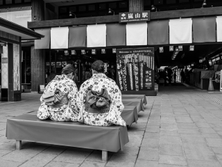 Japanese-girls-in-Kimono-from-behind-Kyoto-Japan
