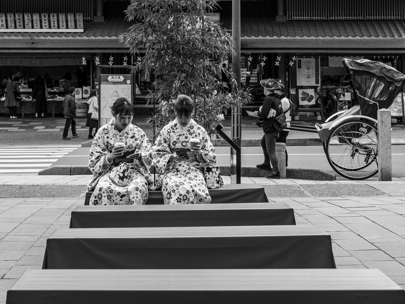 Japanese-girls-looking-at-phones-in-Kimono-Kyoto-Japan