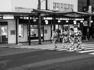 Japanese-women-crossing-road-in-Kimono-Kyoto-Japan