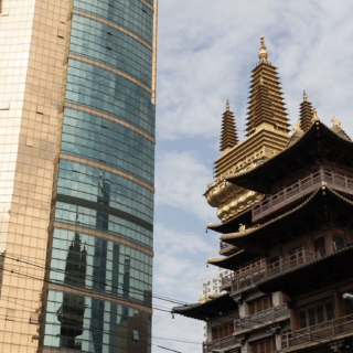Jing'an-Temple-juxtaposing-skyscraper-Shanghai-China