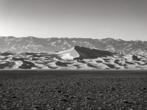 Khongoryn-Els-sand-dunes-and-Zuulun-mountain-ranges-Gobi-Desert-Mongolia.