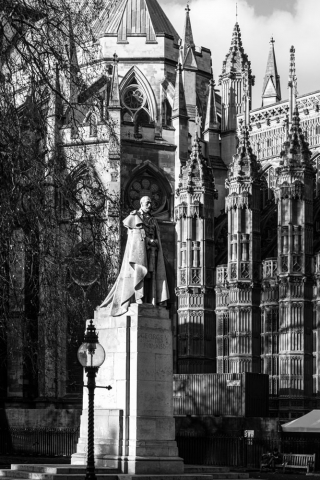 King-George-V-statue-London-England