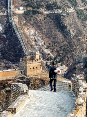 Labourer-walking-down-the-Great-Wall-of-China