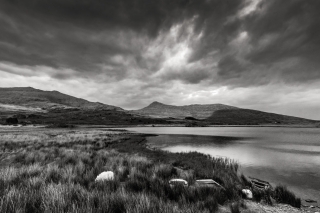 Lakeside-mountain-landscape-Snowdonia-National-Park-Wales
