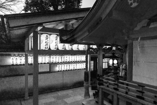 Lanterns-at-Yasaka-shrine-Kyoto-Japan