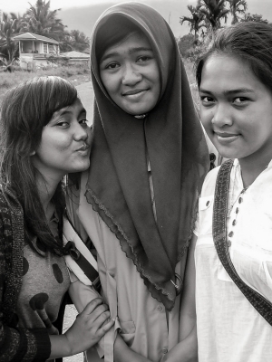 Local-girls-Lake-Maninjau-Indonesia