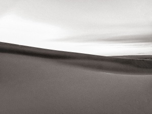 Minimalist-landscape-Khongor-sand-dunes-Gobi-Desert-Mongolia