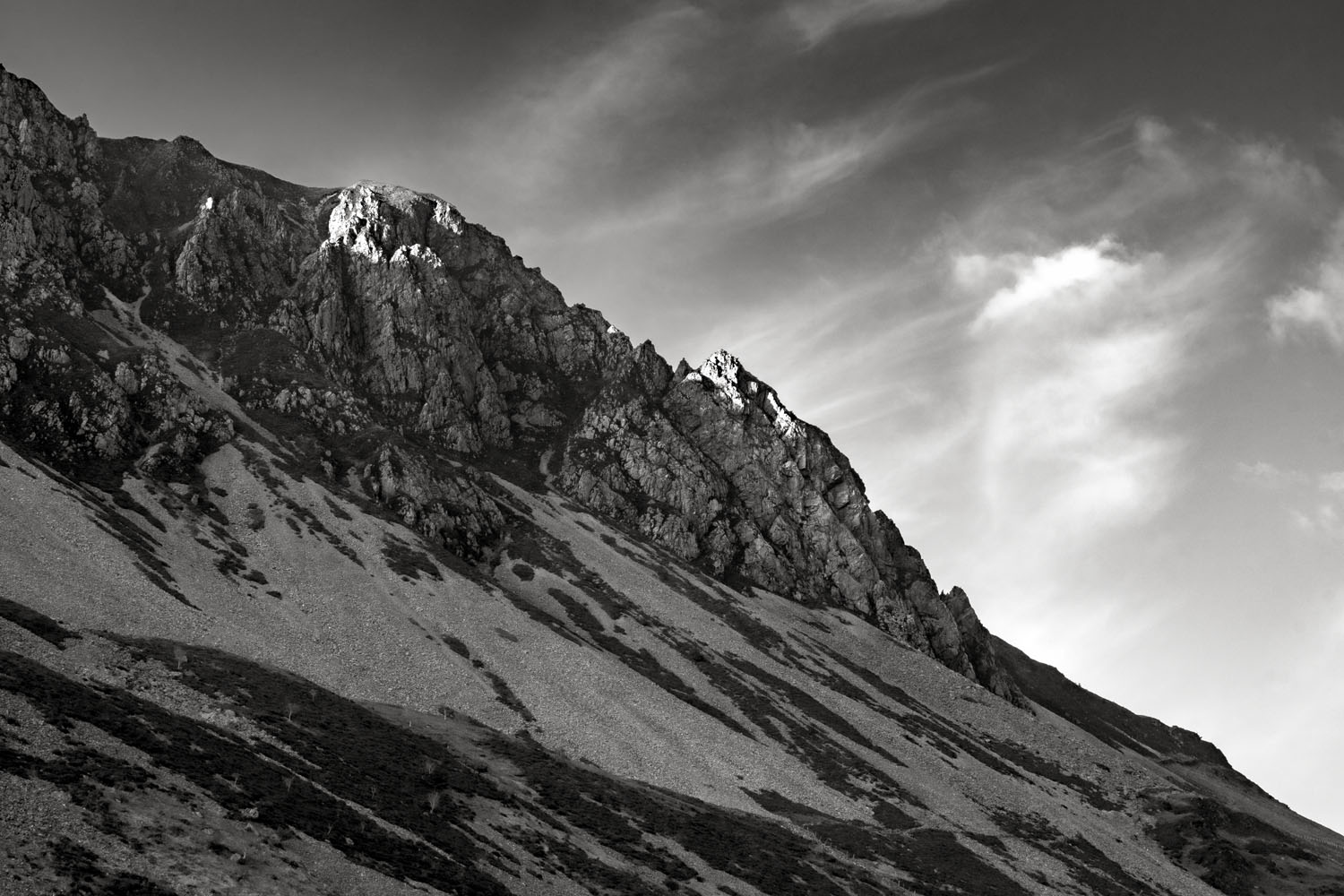 Mountain-ridge-Snowdonia-National-Park-Wales