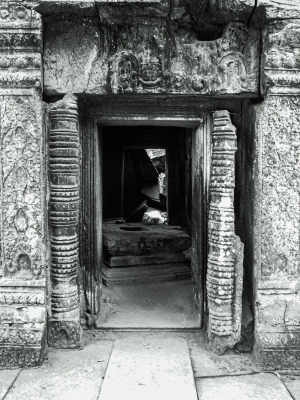 Ornate-doorway-Angkor-Wat-Cambodia