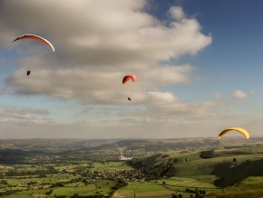Paragliders-Mam-Tor-Castleton-Peak-District-England