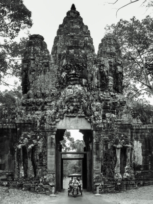 Rickshaw-passing-through-gate-Angkor-Thom-Wat-Cambodia