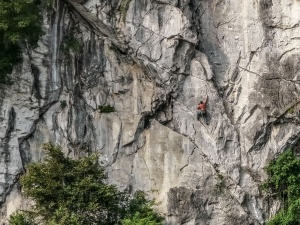 Rock-climber-Cat-Ba-Island-Vietnam