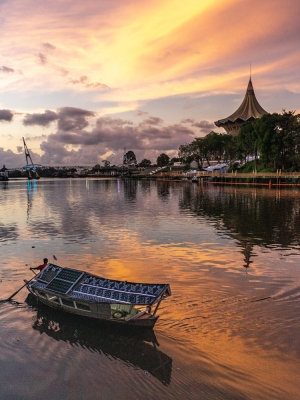 Sampan-on-Sarawak-River-at-sunset-Kuching-Borneo-Malaysia