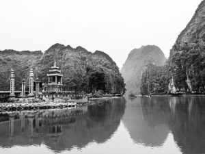 Shrine-at-rivers-edge-1-limestone-rock-formations-Ninh-Binh-Vietnam