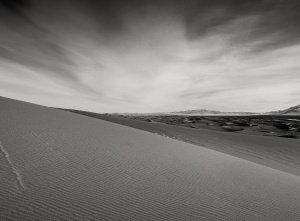 Simple-landscape-Khongor-sand-dunes-of-the-Gobi-Desert-Mongolia