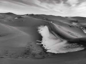 Snow-in-the-sand-dunes-of-the-Gobi-Desert-Mongolia
