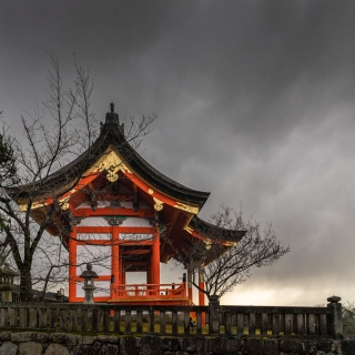 Stormy-skies-Kiyomizu-dera-shrine-Kyoto-Japan