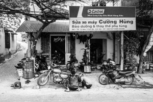 Street-mechanic-Cat-Ba-Island-Vietnam