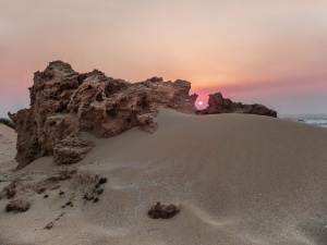 Sun-setting-in-rock-cradle-South-Western-Australia