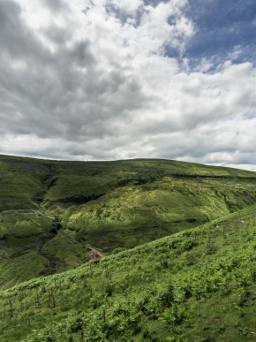 The-green-hills-of-Swaledale-Yorkshire-Dales-England