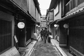 Three-figures-in-alleyway-Gion-Kyoto-Japan