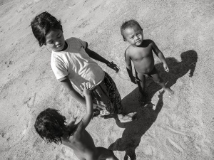 Three-local-children-on-Mekong-river-bank1-Kampong-Cham-Cambodia