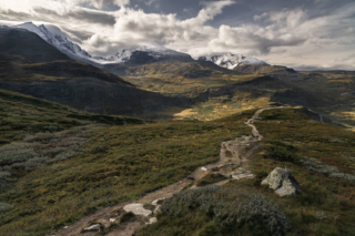 Trail-through-the-mountains-of-Jotunheimen-Norway
