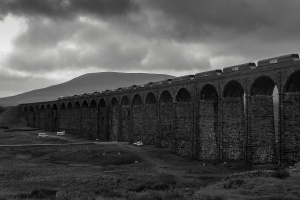 Train-crossing-Ribblehead-viaduct-Yorkshires-three-peaks-Yorkshire-Dales