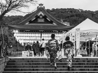 Two-Japanese-girls-dressed-in-Kimono-climbing-steps-to-shrine-Kyoto-Japan