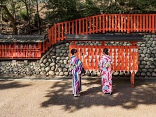 Two-Japanese-girls-in-Kimono-Fushimi-Inari-Shrine-Kyoto-Japan
