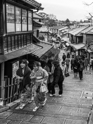 Two-Japanese-girls-in-Kimono-Ninenzaka-street-Kyoto-Japan