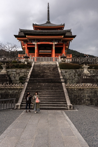 Two-girls-at-the-foot-of-steps-Kiyomizu-dera-shrine-Kyoto-Japan