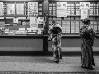 Two-girls-in-Kimono-at-Yasaka-Shrine-Kyoto-Japan