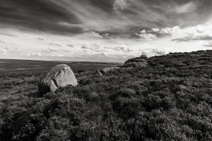 Walking-to-Stanage-Edge-01-The-Peak-District