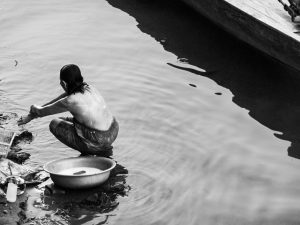 Woman-bathing-on-the-banks-of-the-Mekong-River-Don-Det-4000-Islands-Laos