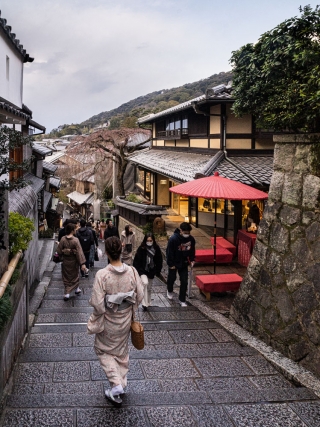 Woman-in-Kimono-Ninenzaka-street-Kyoto-Japan