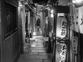 Woman-in-Pontocho-Alley-Kyoto-Japan